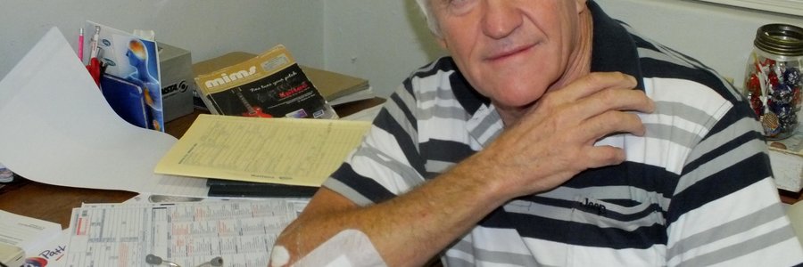 Dr Christo Barnard, terug op sy pos in die spreekkamers, nadat hy onlangs ernstige beserings opgedoen het nadat hy op sy bergfiets raakgery is